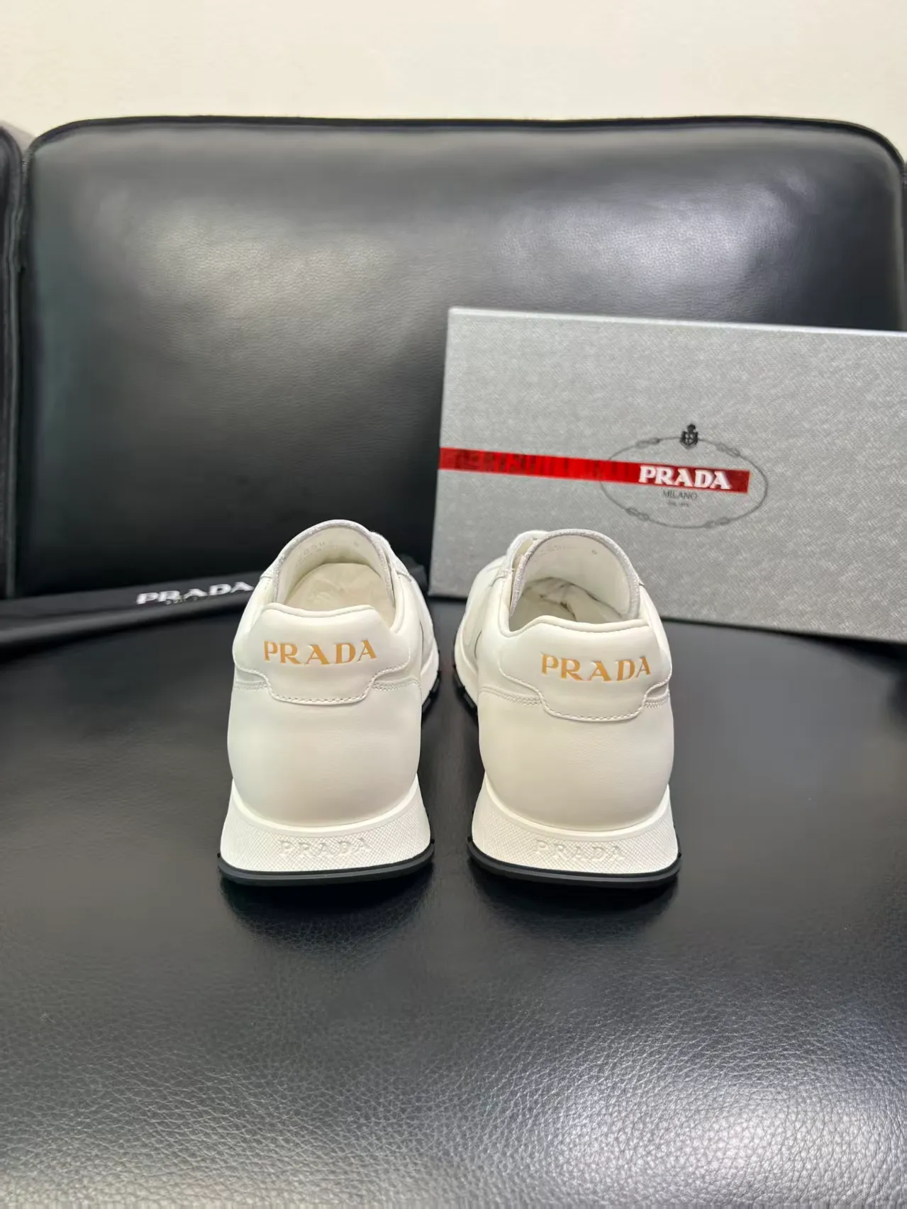 P440 38-45 Prada Prada’s new men’s leather sneakers, the highest version on the market, any comparison is welcome🆚! The original leather has excellent texture and is super high-end! Fetal sheep net lining imported from Italy, removable pad! Luxurious materials and fine workmanship, highly recommended! No. 058